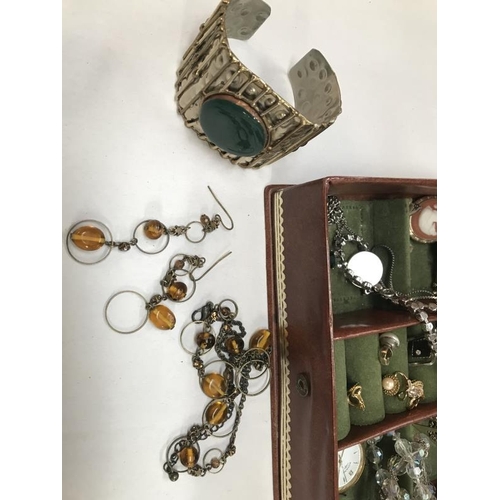 650 - A vintage jewellery box & contents