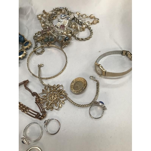 651 - A quantity of costume jewellery including necklaces & brooches