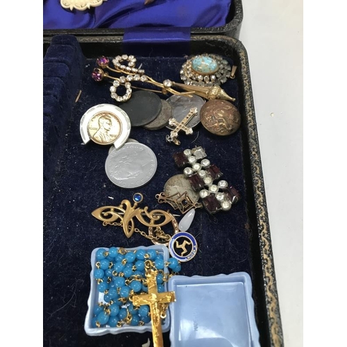 654 - A mixed lot of jewellery, coins etc