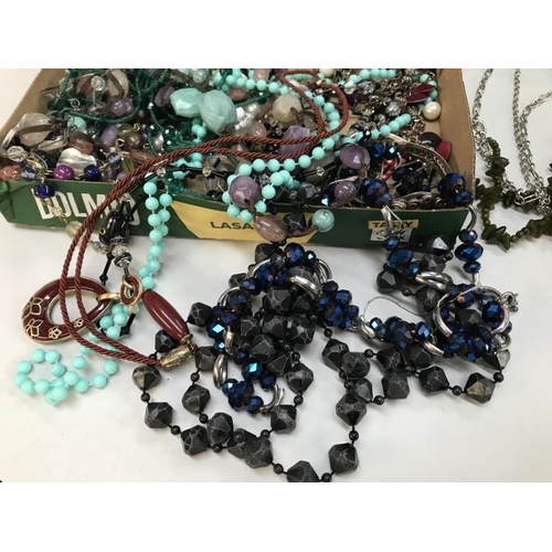 655 - Mixed lot of costume jewellery