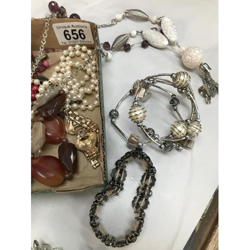 656 - Mixed lot of costume jewellery