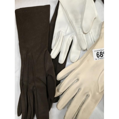 689 - Six ladies gloves