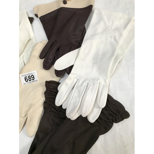 689 - Six ladies gloves