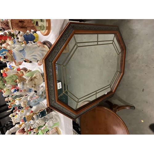 456A - An octagonal mirror with leaded detail