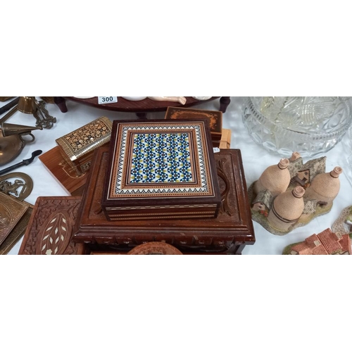 302 - A good varied selection of wooden trinket boxes including inlaid & carved