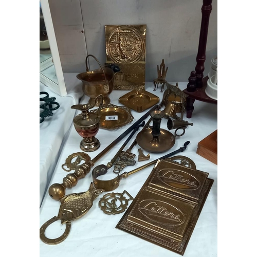 303 - A quantity of mixed brass including letter rack & horse brasses etc