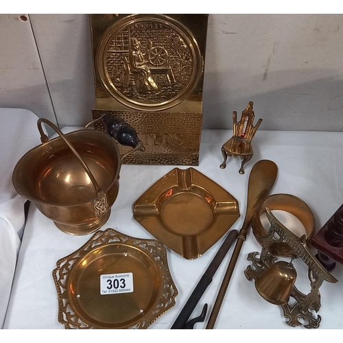 303 - A quantity of mixed brass including letter rack & horse brasses etc