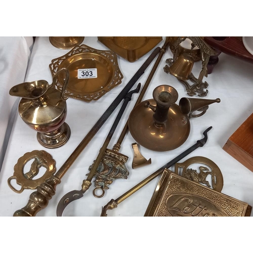 303 - A quantity of mixed brass including letter rack & horse brasses etc