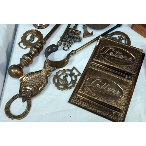 303 - A quantity of mixed brass including letter rack & horse brasses etc