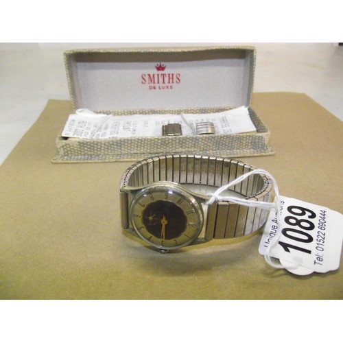 1089 - A vintage boxed Smiths de-luxe 15 jewel wrist watch.