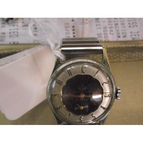 1089 - A vintage boxed Smiths de-luxe 15 jewel wrist watch.