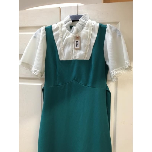 600C - Beautiful long green vintage dress with lace trim and tie back. Small