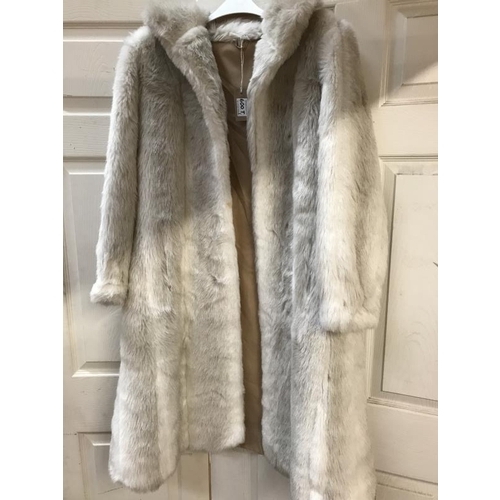 600T - Size 16 Faux Fur Ladies coat. General wear and marks. Metal hook and eye fastening