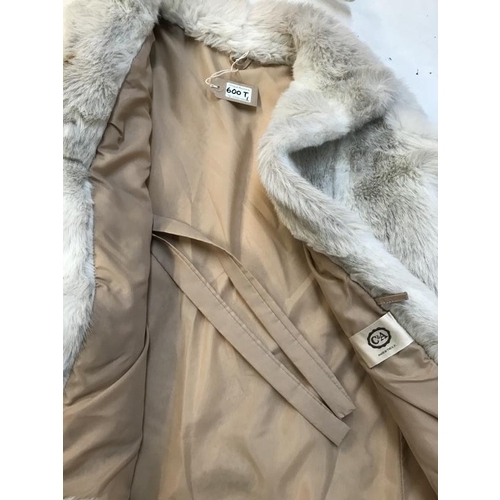 600T - Size 16 Faux Fur Ladies coat. General wear and marks. Metal hook and eye fastening