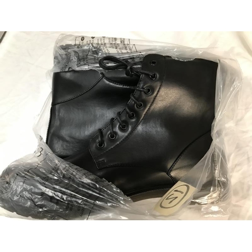 741 - Quantity of Mens footwear Size 11/12