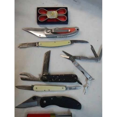 208 - A mixed lot of vintage pen knives etc.,