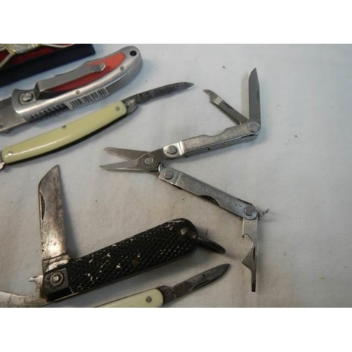 208 - A mixed lot of vintage pen knives etc.,