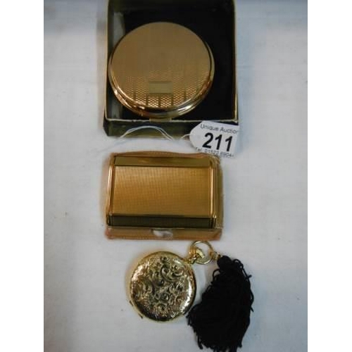 211 - An Estee Lauder compact, a Stratton compact and a Melissa compact.