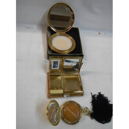 211 - An Estee Lauder compact, a Stratton compact and a Melissa compact.