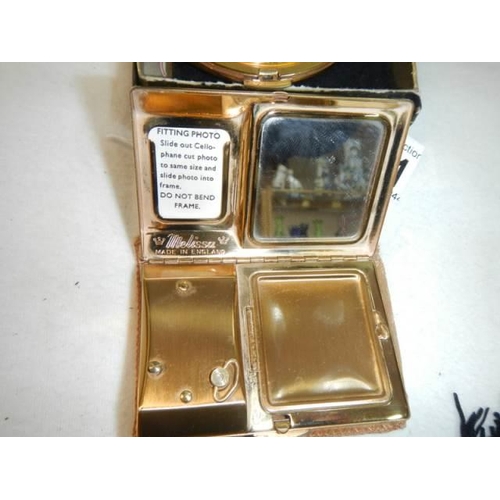 211 - An Estee Lauder compact, a Stratton compact and a Melissa compact.