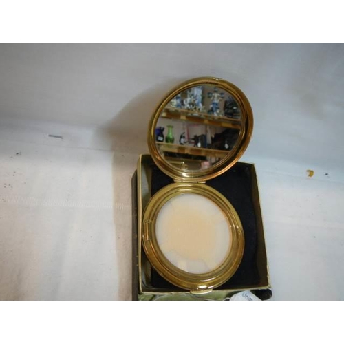 211 - An Estee Lauder compact, a Stratton compact and a Melissa compact.