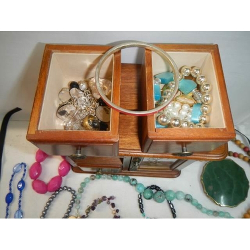 212 - An jewellery box with a mixed lot of costume jewellery.