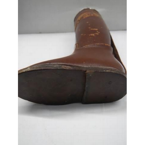 305 - An unusual cigarette lighter in the form of a leather boot.