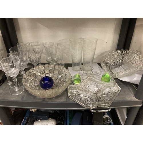 540 - A good selection of quality glass ware , cake plate, bowls, glasses and vases