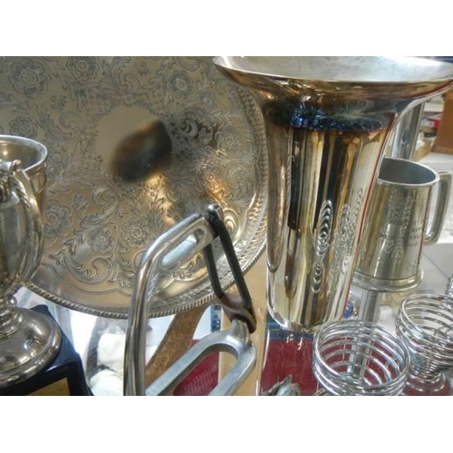 352 - A mixed lot of silver plate.