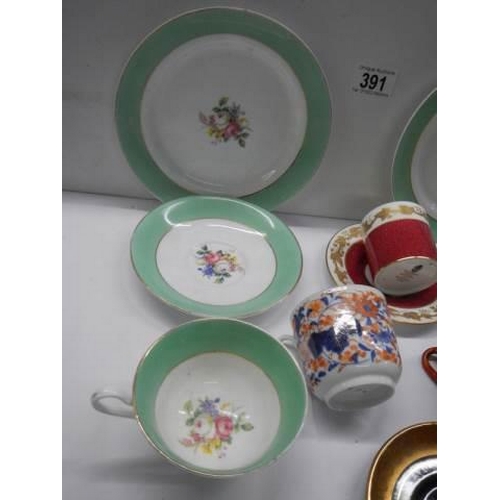 391 - A mixed lot of tea cups, saucers and plates.