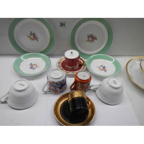 391 - A mixed lot of tea cups, saucers and plates.