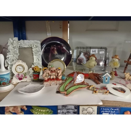 642 - A quantity of miscellaneous decorative items