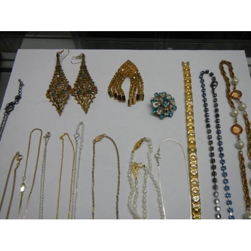 438 - A good lot of vintage necklaces.