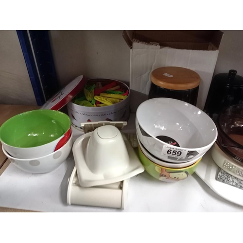 659 - A quantity of kitchen wares including Pyrex