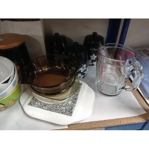 659 - A quantity of kitchen wares including Pyrex