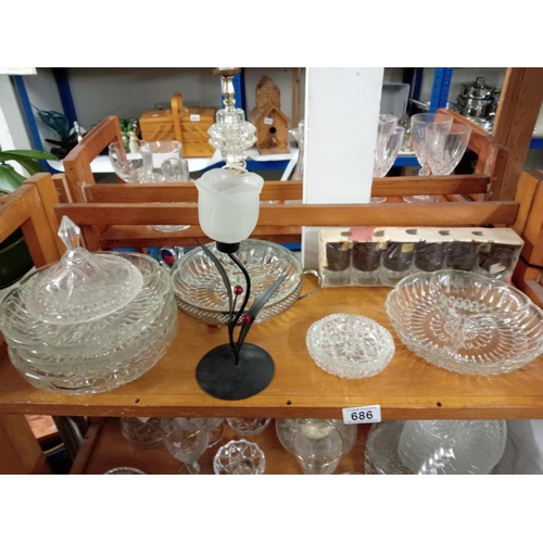 686 - A quantity of glass items