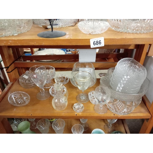 686 - A quantity of glass items