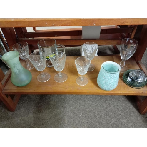 686 - A quantity of glass items