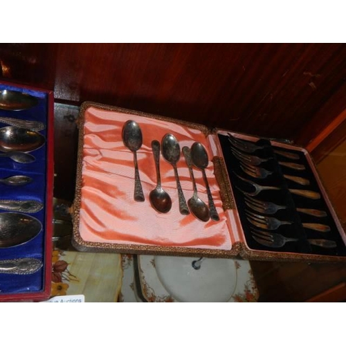 451 - A quantity of cased cutlery.