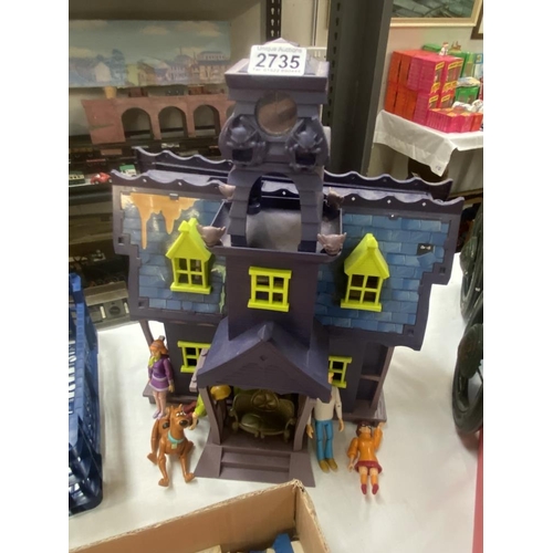 2735 - A Scooby Doo haunted mansion & figures