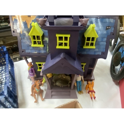 2735 - A Scooby Doo haunted mansion & figures