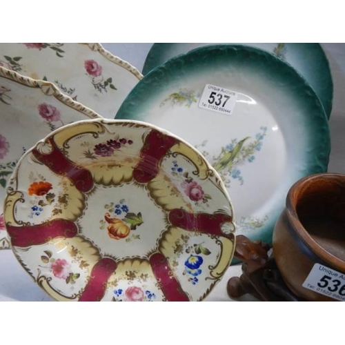 537 - Five decorative plates.