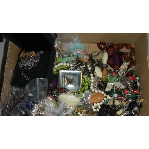 591 - A good lot of assorted costume jewellery.