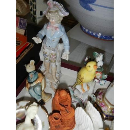 643 - A mixed lot of figures and other ceramics.