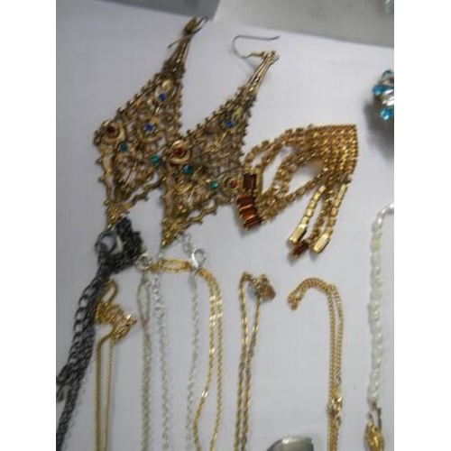 721 - A mixed lot of necklaces and earrings.