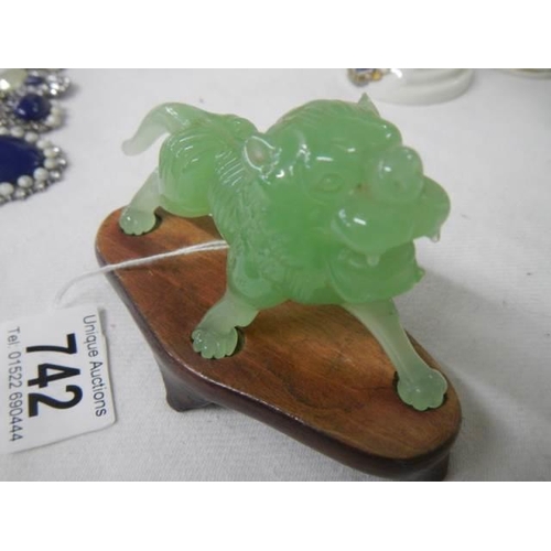 742 - A figure of a lion, possibly Jade, (chip to one ear).