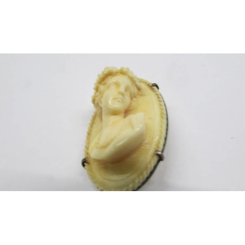 1006 - A good quality antique brooch with carved female profile.