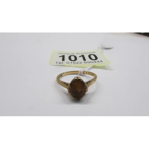 1010 - A 9ct gold ring size L half, 2.2 grams.