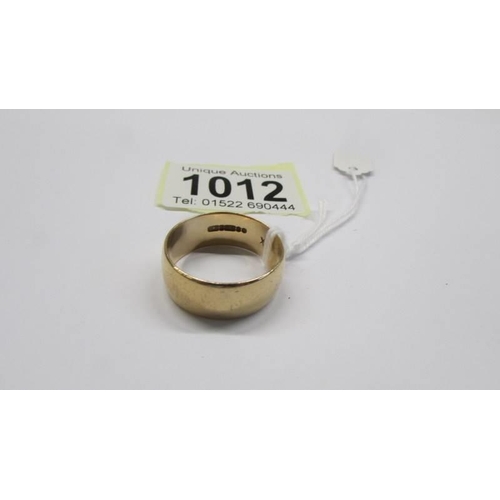 1012 - A 9ct gold gent's wedding ring, size W. 7.5 grams.