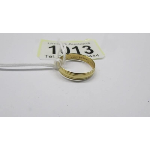 1013 - An 18ct gold wedding ring, size M, 1.9 grams.